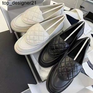 Nouveau 23ss chaussures habillées mocassins en cuir véritable femmes mocassins mocassin marque de mode chaussures en peau d'agneau matelassé avec du matériel doré chaussures de luxe pour femmes