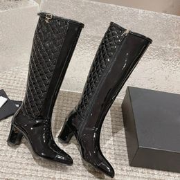Nouveau 23SS F / W Boots de genou pour femmes Designer Texture matelasrée matériel Matelasse Boots Calfskin avec fermeture à glissière