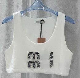 Nieuwe 23ss Vest Vrouw Miu Bovenkleding Tank Tops Designer Modemerk Bikini Mouwloos Kort T-shirt Kralenborduurwerk Zoete Wind Crop Vest
