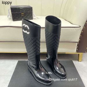Nieuwe 24ss laarzen merkontwerper Welly Regenlaarzen designer platform Letter Ringer mode zwarte maar knielange dameslaarzen
