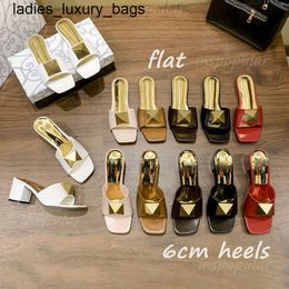 Nouveau 24ss appartements de luxe Designer Femmes High Heel Slippers Square Toe Genuine cuir Rome Shoe Rivet Decor One Summer Holiday Sneaker Sandal Valentines Slippers