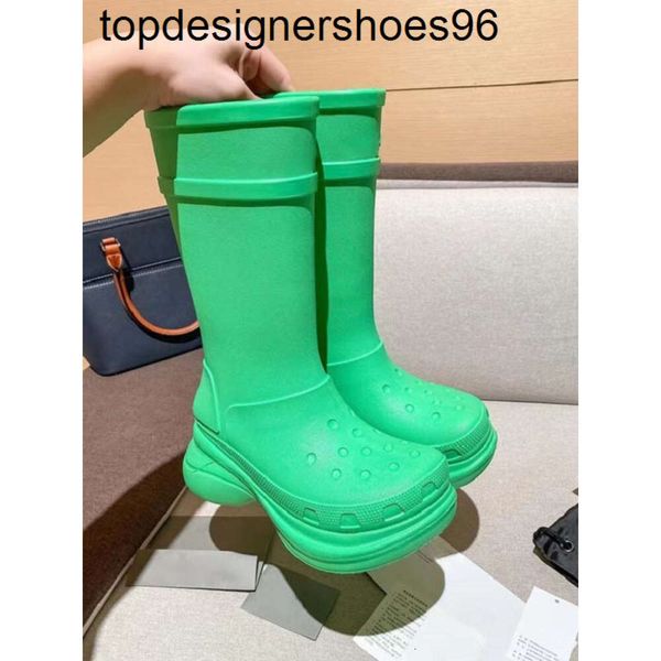 Nouveau 24SS luxe tube long bottes en caoutchouc designer femmes semelles épaisses tête ronde slip semelles épaisses marque de mode polyvalent haute tube pluie bottes pour femmes