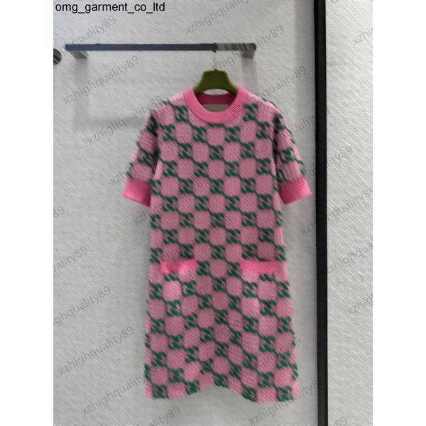 Nuevo 24ss Vestido rosa Marca Marca de moda clásica Jacquard A cuadros Vestido de punto de manga corta Hilo de lana importado Versión simple Estilo casual Vestido Maxiskit Mujer