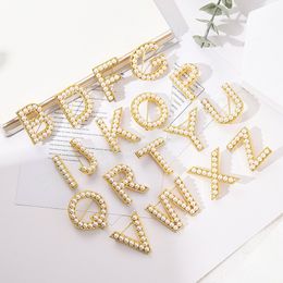 Nouveau 26 lettres anglaises perle broche couleur or Cardigan chemise épinglette Corsage broches pour femmes vêtements accessoires bijoux