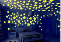 Nieuwe 3 cm star muurstickers stereo plastic fluorescerende paster gloeien in de donkere stickers voor babykamer