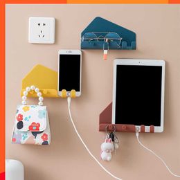 Nieuwe 4 haken grote plakkerige naadloze opslaghaak creatieve mobiele telefoon tablet oplaadbeugel achter het opbergrek van de deur slaapkamer