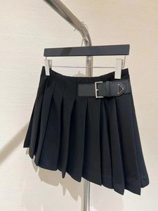 Nieuwe Academy Style tailleband decoratie geplooide damesjurk onregelmatige lage taille casual mode A-lijn korte rok