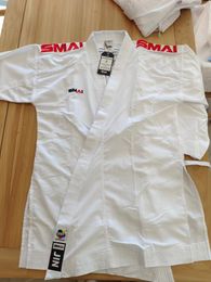 GI officiel de karaté SMAI Kumite WKF approuvé Kumite GI Logo rouge uniformes de karaté GI unisexe rouge/bleu/blanc broderie d'épaule