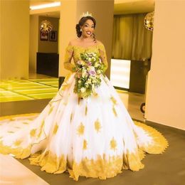 Nieuwe Afrikaan A Line Wedding Jurken Off Shoulder Gold Lace Applique Beads Illusion Long Mouwen Backless Court Train Bruidsjurken