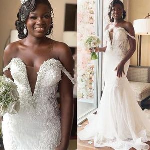 Nieuwe Afrikaanse zeemeermin Trompet Bruidsjurken van de schouder Kralen Applicaties Terug met Button Sweep Train Bridal Jurken Plus Size Vestido de Novia