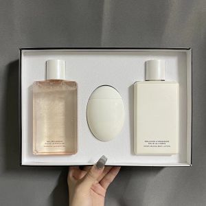 Nouvelle arrivee! Ensemble de soins de la peau 3 en 1 Gel douche moussant Lotion hydratante pour le corps 200 ml Crème pour les mains 50 ml Ensembles de bain pour femmes 3pcs Coffret cadeau Top Quality Fast Ship