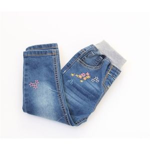 Nueva llegada Baby Denim Girls Flor-bordado Niño Algodón Casual Jeans Niños Primavera Otoño Pantalones largos 210317