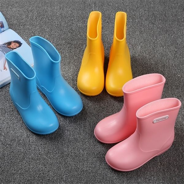 Nueva llegada Baby Girls Boys Botas de lluvia impermeables Zapatos de lluvia antideslizantes Botas encantadoras de goma de PVC para niños Pink Yellow Blue Fashon LJ201202