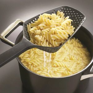 Nieuwe collectie zwart nylon pastaschepzeef vergiet keukenapparatuur kookgerei