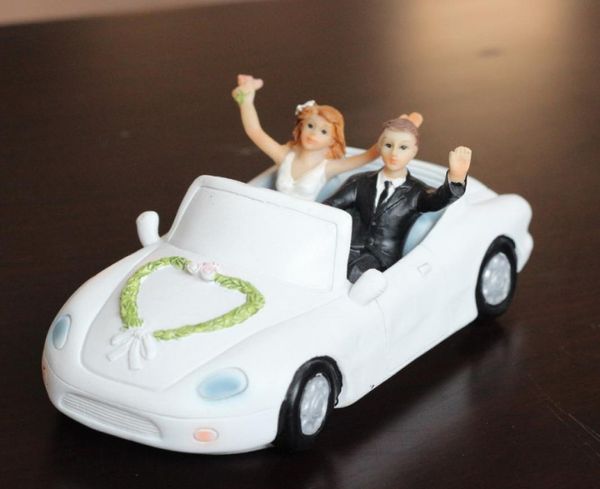 Nuevo novio de llegada en el auto pastel de boda de la boda de luna de miel