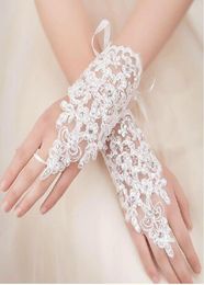 Nouveauté pas cher en Stock dentelle Appliques perles longueur de poignet sans doigts avec ruban gants de mariée accessoires de mariage 7010385