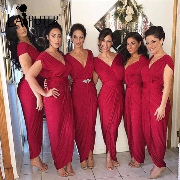 Nueva llegada Barato Tallas grandes Vestidos de dama de honor con vaina de color rojo oscuro Largo y profundo Cuello en V Pliegues Mangas casquillo Vestido de invitados de boda Vestidos de dama de honor