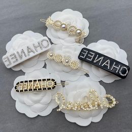 Barrettes à cheveux avec lettres en perles de cristal pour femmes, breloques classiques de styliste, bijoux, accessoires de mode, nouvelle collection