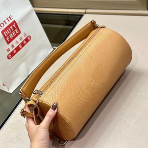 Nueva llegada Diseñador Hombres Bolsa Hombro Suave Polochon Barril Estilo clásico Moda Color liso Cuero real Louies Bolso Tendencia Marca Cool Cinturones Cartera Bolsas