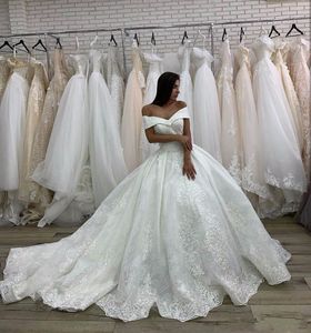 Nueva llegada elegante vestidos de novia vestidos de boda fuera del hombro apliques mangas de la tapa de la corte del tren del tren de la corte bocadrones hinchados bocanes de novia hinchados