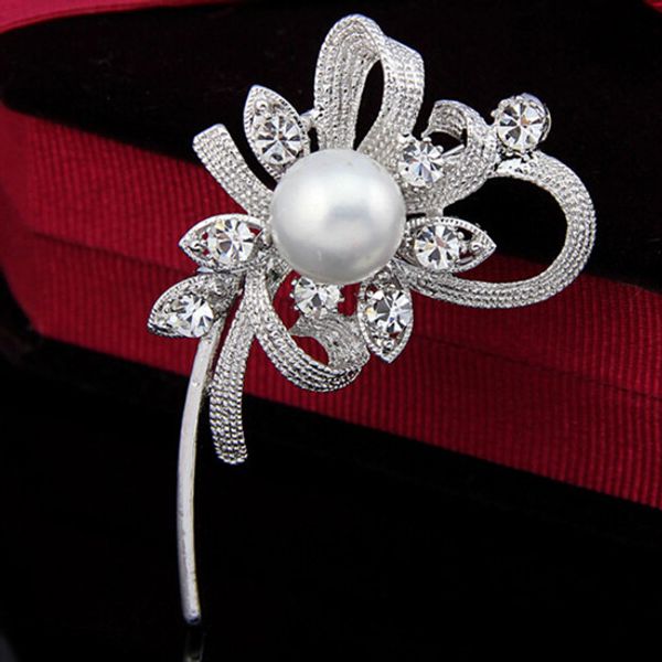 2015 Vente Chaude Corée Élégant Perle Fleur Vintage Mode Femmes Broche Broches Pour Costume Chandail Chapeau Foulards B896 Gâteau De Mariage Bijoux En Cristal