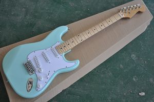 ¡Nueva llegada! Guitarra eléctrica de cuerpo azul claro personalizada de fábrica con diapasón de arce golpeador blanco, se puede personalizar