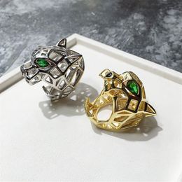 Nueva llegada Fashion Lady Brass Hollow Out Green Crystal Eyes Panther Head 18k chapado en oro Anillos de bodas de compromiso 2 colores Tamaño 6-305w