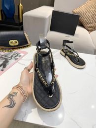 Nueva llegada Sandalias planas para mujer Tacones altos Chanclas Sandalia Correa trasera elástica Clip Toe Beads Hecho en China