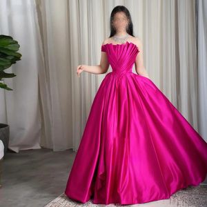 Nieuwe aankomst Fuschia Satin Prom -jurk 2024 Strapless mouwloze plooien Dubai Arabische vloerlengte formele avondfeestjurken gewaad de soiree