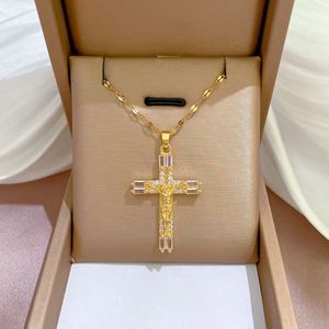 Nouveauté plaqué or en acier inoxydable chrétien jésus bijoux Zircon croix collier pour femmes et hommes