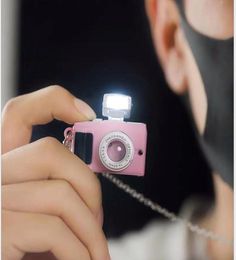 Nouveau collier de caméra de simulation Hip Hop Hip Hop Hommes et femmes Pendants créatifs Les bijoux d'étudiant peuvent faire du son Click avec Flash Chil9445902