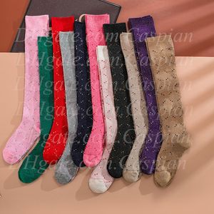 Nouvelle lettre d'arrivée chaussettes de genou multicolore femme fille lettre hautes chaussettes de mode pour la fête cadeau de haute qualité