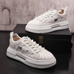 Recién llegado, zapatos blancos informales a la moda con punta de concha para hombre, zapatillas transpirables de verano para jóvenes, zapatillas caladas de fondo grueso de malla