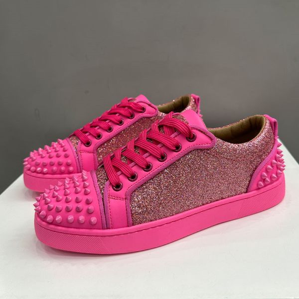 Nouvelle arrivée Charme de charme pour hommes cloutés rivet Spike Pink Board Chaussures de plantes causales masculines mocassins sportifs Sneakers de marche Zapatos Hombre