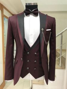 Nouvelle Arrivée Un Bouton Bordeaux Marié Tuxedos Peak Revers Garçons D'honneur Costumes Pour Hommes Mariage / Bal / Dîner Blazer (Veste + Pantalon + Gilet + Cravate) K557