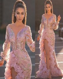 Nouvelles robes de soirée roses à l'arrivée sexy perles en dentelle appliquée Split Robes de bal ruchées Train de balayage Sirène Sirène Robes Pageant4381089