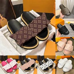 Nueva llegada de la piscina almohada famosa toboganes para mujeres mulas planas de comodidad plana mulas acolchadas correa delantera zapatillas plataforma zapatilla de zapatillas sandalias