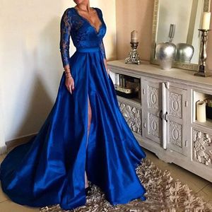 Nouvelle arrivée bleu royal robes de soirée festonnées col en V fendu une ligne manches longues dentelle et satin robes de soirée élégantes 2019
