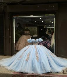 Nieuwe aankomst Sky Blue Ball Jurk Quinceanera Dresses Court Train Beading Lace Flowers Appliques Sweet 16 Prom Party Jurkens