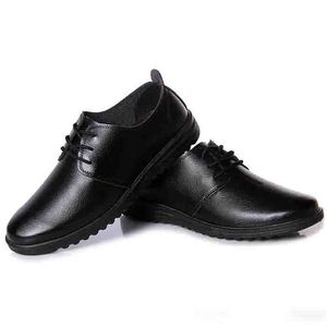 Nouveau arrivée Slip on Le cuir Black Business Flat Zapatos Hombre Vesttir Top Quality Men Foral Shoes Forme