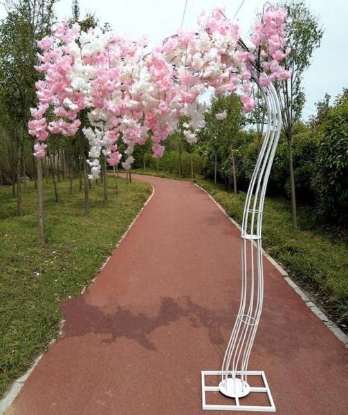 Nouvelle arrivée Arbre de fleur de cerisier blanc Route citée Simulation Fleur de cerisier avec cadre en arc en métal pour la décoration de centres de table 8001826