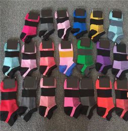 Nueva llegada mujeres rosa negro múltiple colores tobillo calcetines de nylon cortos con etiquetas calcetines de cartón calcetines deportes animadoras rápidas secain3542698