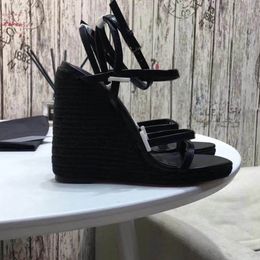 Llegadas 2021 Sandalias de charol Tacones emocionantes Mujeres Diseñador único Punta puntiaguda Vestido Zapatos de boda Tacón con letras sexy