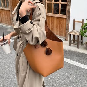 Nuevas llegadas 2023 Bolso de mujer Desfile de moda Bolsos casuales Bolso de hombro de diseño Bolsos cruzados Bolsos Monedero Cuero genuino Buena calidad Bolso para iPad dos colores