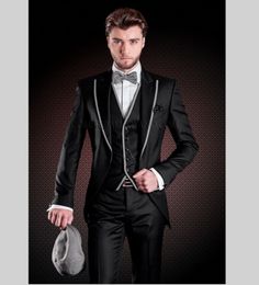 Nieuwe aankomsten Eén knop Zwart Bruidegom Tuxedos Groomsmen Peak Revers Beste Man Blazer Mens Bruiloft Pakken (jas + Broek + Vest + Tie) H: 869
