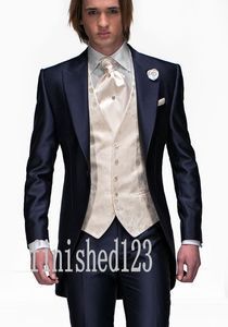 Nuevas llegadas Un botón Azul marino Novio Esmoquin Peak Lapel Padrinos de boda Best Man Wedding Prom Dinner Suits (Chaqueta + Pantalones + Chaleco + Corbata) G5136
