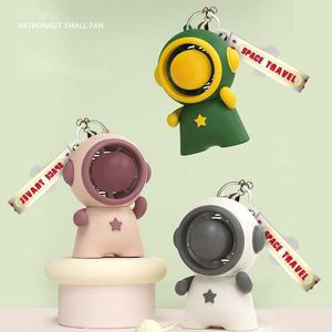 NIEUWE ARVALEN PORTABLE CUSTE FAN Keychain 2023 Nieuwe mini Astronaut Small Fan Handheld USB oplaad Keychains Student Desktop -fans