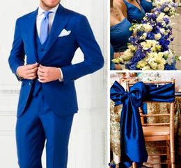 Nouveaux arrivages deux boutons Royal Blue Groom Tuxedos Peak Lapel Groomsmen Man Suits pour hommes costumes de mariage JacketPantsVesttie2368465