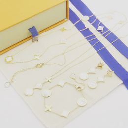 Europa Amerika Mode Stijl Sieraden Sets Dame Vrouwen Roestvrij Staal Gegraveerd V Letter Inlay Wit Parelmoer Drie Bloemen Hanger Ketting oorbellen Armband