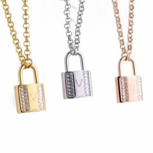 Europa Amerika Mode Dames Dame Titanium Staal Dikke Ketting Ketting Met Gegraveerde V initialen Dubbele rij Diamond Lock Charm